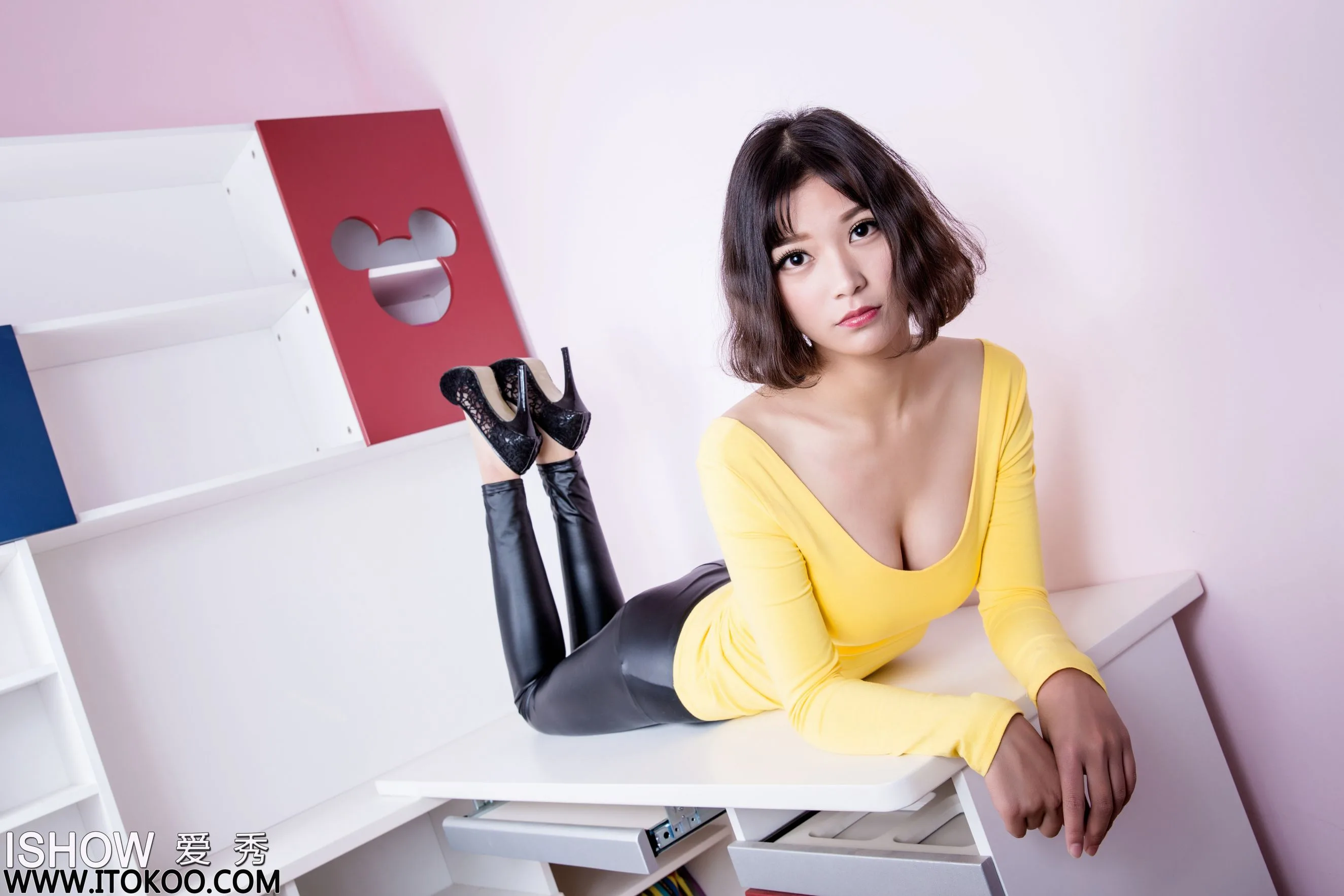 [ISHOW] Số 019 Yu Feifei Faye - Bộ ảnh với quần da dài và giày cao gót - 19
